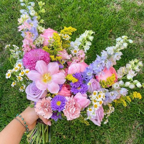 Cute Flower Arrangements, Colorful Flower Bouquet, Prom Flowers Bouquet, Colourful Bouquet, Flowers Farm, Bright Bouquet, Spring Flower Bouquet, White Pastel, Boquette Flowers