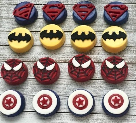 Spiderman Cookies, Oreo Treats, Oreo Cookies Dipped, Chocolate Lollies, Toy Story Theme, Chocolate Oreo, Food Art For Kids, Batman Party, Spiderman Party