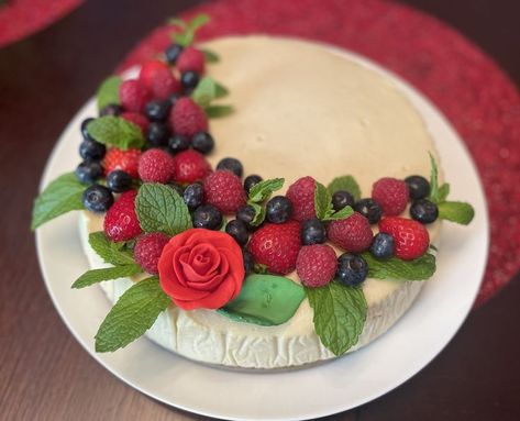 Cheese cake decorated with berries and mint leaves Cake Decorated With Berries, Mint Decor, Fruit Decorations, Party Food Appetizers, Food Themes, Mint Leaves, Serving Food, Food Decoration, Creative Food