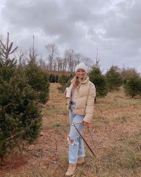 Christmas Tree Picking Outfit, Christmas Tree Shopping Outfit, Christmas Tree Farm Outfit Ideas, Christmas Tree Farm Outfits, Winter Farm Outfit, Tree Farm Outfit Ideas, Tree Farm Aesthetic, Christmas Tree Farm Aesthetic, Christmas Tree Farm Outfit