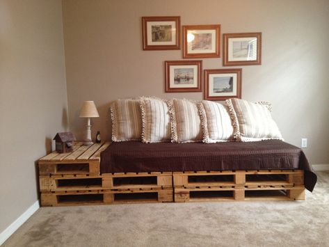 Pallet sofa/bed, I like the side table addition Recycled Pallet Furniture, Diy Pallet Couch, Diy Pallet Bed, Diy Pallet Sofa, Pallet Beds, Pallet Couch, Pallet Bed, Wooden Pallet Furniture, Pallet Sofa