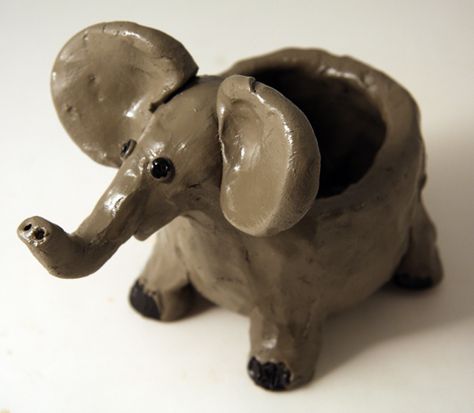 pich pot elephant - makes me think of my pottery classes when I was in the 5th grade. Ha! Pinch Pot Ideas, Clay Art For Kids, Clay Pinch Pots, Clay Projects For Kids, Pottery Pinch Pot, Ceramic Pinch Pots, 2nd Grade Art, Kids Clay, Kids Animals