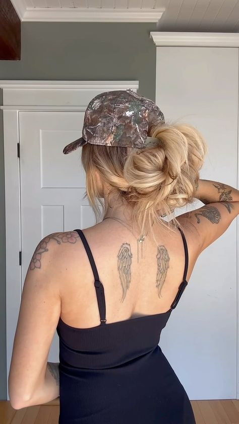 TORIE BLISS | Easy messy bun hack 𝖘𝖆𝖛𝖊 & 𝖙𝖗𝖞 | Instagram Hair With Hat, Cute Bun Hairstyles, Messy Curly Hair, Bridal Hair Tutorial, Claw Clip Hairstyle, Highlights For Dark Brown Hair, Clip Hairstyle, Hair Curling Tips, Hair Bun Tutorial