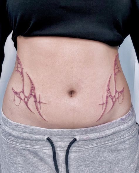 Interesting modern tattoo style trend Sigil Hip Tattoo, Spine Tattoos For Women Y2k, Cybersigilism Tattoo Women, Cybersigilism Stomach Tattoo, Y2k Tattoo Ideas Arm, Cybersigilism Tattoo Spine, Spine Tattoos For Women Cybersigilism, Y2k Tattoo Men, Cyberpunk Spine Tattoo