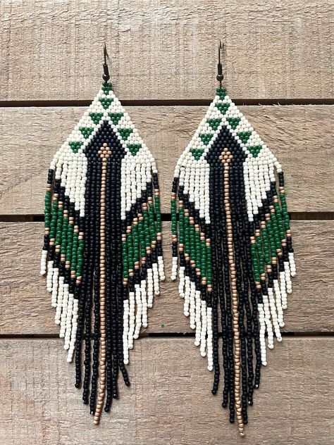 Green Beaded Earrings Native American, Green Seed Bead Earrings, Bead Loom Earrings, Bead Earrings Diy Tutorials, Simple Beaded Earrings, Fringe Earring Pattern, Beads Aesthetic, Brick Stitch Pattern Earring, Native Beaded Earrings