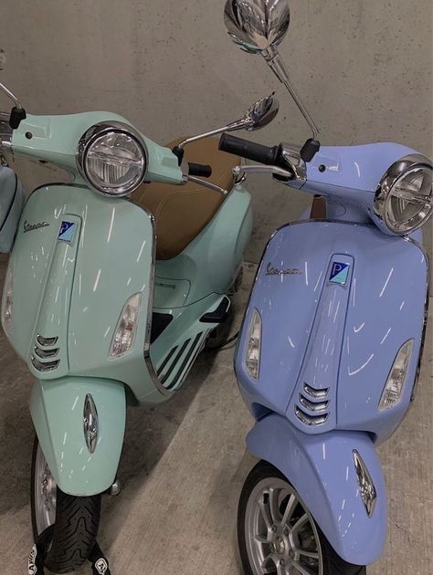 Vespa Piaggio, Image Moto, Moped Scooter, Pretty Bike, Vespa Vintage, Vespa Scooters, Motor Scooters, Sepeda Motor, Classy Cars