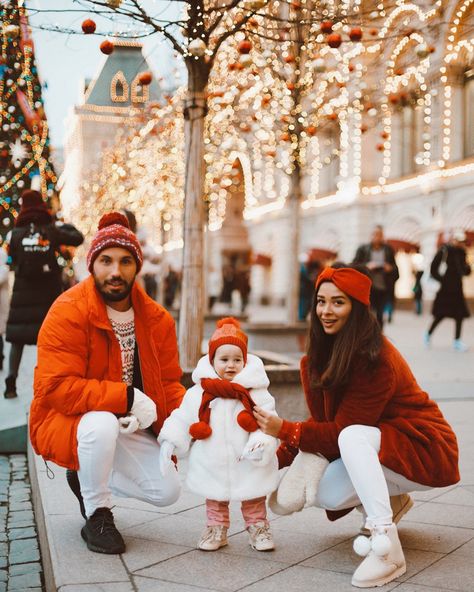 City Christmas Photoshoot Family, Snow Family Pictures, Toddler Christmas Photos, Farm Family Pictures, Christmas Couple Photos, Christmas Street, Christmas Family Photoshoot, Xmas Pictures, Family Photoshoot Outfits