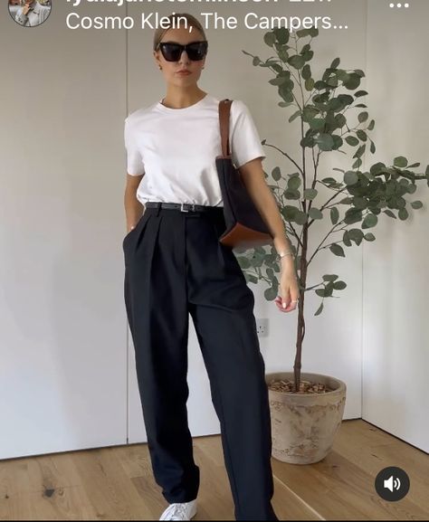 Trousers And T Shirt Outfit, Black Pencil Pants Outfit, Trouser With Tshirt Women, Architect Work Outfit, Black Tailored Trousers Outfit Casual, Black Trousers With Sneakers, Architect Woman Outfit, Womens Black Trousers Outfit, T Shirt Trousers Outfit