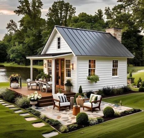 Diy Woodworking Ideas, Small House Exterior, Backyard Guest Houses, Small Cottage House Plans, Tiny House Village, Backyard Cottage, Small Cottage Homes, Small Cottages, Lakeside Cottage