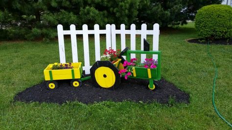 Tractor Flower Planter, Pallet Planter Diy, Diy Yard Decor, Planter Diy, Upcycle Garden, Pallet Planter, Diy Yard, Wood Hearts, Diy Planters