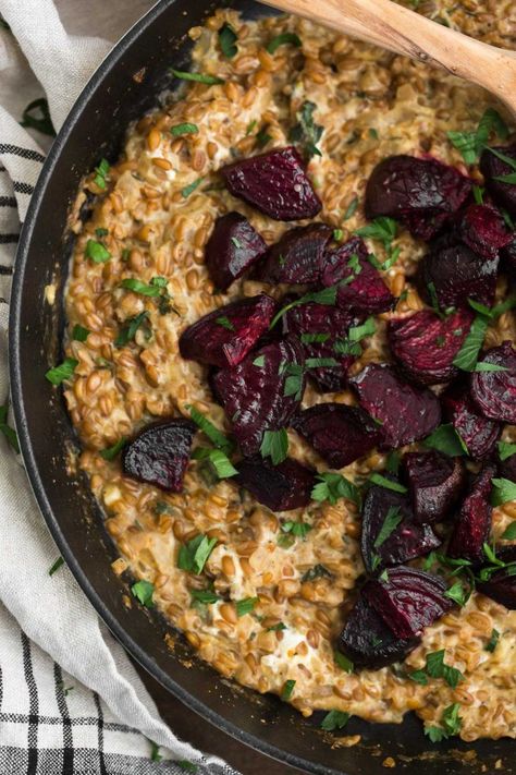 Cracked Spelt Risotto with Roasted Beets | Vegetarian Beet Recipes Spelt Risotto, Spelt Recipes, Vegetarian Main Course, Nice Recipes, Beet Recipes, Roasted Beets, Grain Foods, Vegetarian Recipes Easy, Meatless Meals