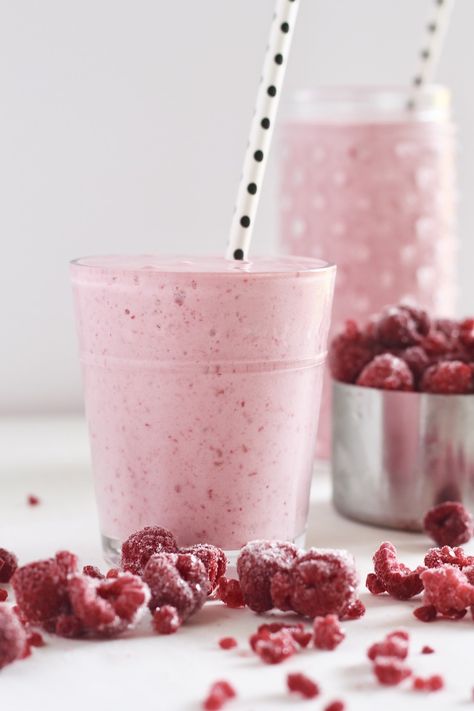 Easy no added sugar raspberry smoothie! Raspberry Milk, Smoothie Recipies, Red Desserts, Raspberry Yogurt, Milk Smoothie, Raspberry Smoothie, Toast Toppings, Raspberry Sauce, Yogurt Bowl