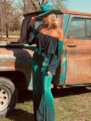 Boutique Western Outfits, Western Woman’s Outfits, Country Award Show Outfits, Best Country Concert Outfits, Western Formal Wear For Women, Grand Old Opry Outfit, Affordable Western Boutiques, Western Glitz Outfit, Cowgirl Outfit Ideas For Women