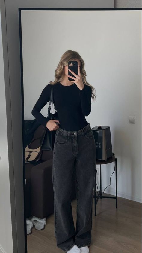 February Going Out Outfit, All Black Outfits For Women Work, Exam Day Outfit, Dark Colored Outfits, Basic Outfits Minimalist Wardrobe, Salon Fits, Study Outfits, Hairstylist Outfits, Outfits 2014