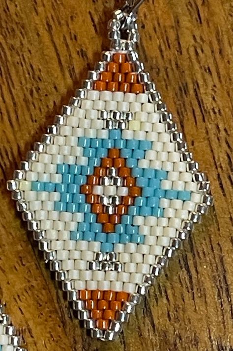 Native American Earrings Diy, Patriotic Beaded Earrings, Loom Beaded Earrings, Native American Beadwork Earrings, Native Beaded Earrings, Indigenous Beadwork, Bead Applique, Native Earrings, Native American Beadwork Patterns