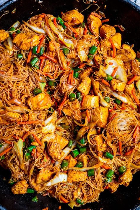 A tasty Filipino dish this Pancit Recipe is full of flavor including meat, vegetables and noodles. A tasty lunch or dinner time recipe to switch it up. Best Pancit Recipe Filipino, Chicken Pancit Recipe, Pancit Noodles, Filipino Noodles, No Bake Key Lime Pie, Filipino Pancit, No Bake Key Lime, Pancit Recipe, Philippines Recipes