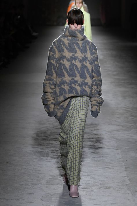 Dries Van Noten Fall 2024 Ready-to-Wear Runway, Fashion Show & Collection Review [PHOTOS] Knit Fashion Runway, Cable Knit Sweater Outfit, September Fashion, Knit Sweater Outfit, Show Collection, Winter Mode, Knitwear Fashion, Couture Week, Fashion Show Collection