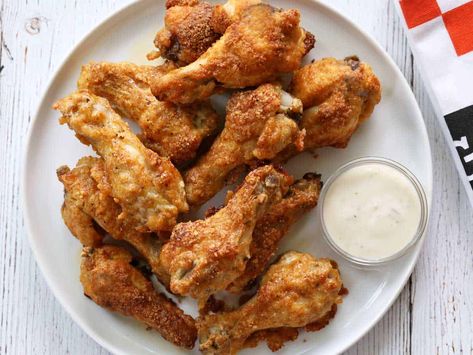 Garlic Parmesan Wings - Healthy Recipes Blog Dry Rub Chicken, Parmesan Wings, Garlic Parmesan Wings, Parmesan Chicken Wings, Chicken Baked, Keto Beef Recipes, Crispy Baked Chicken, Baked Chicken Parmesan, Parmesan Chicken