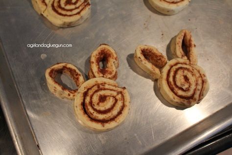 Bunny Cinnamon Rolls, Dessert Easter, Brunch Easter, Cake Easter, Easter Bunny Treats, Easter Snacks, Easter Breakfast, Easter Dinner Recipes, Easter Desserts Recipes