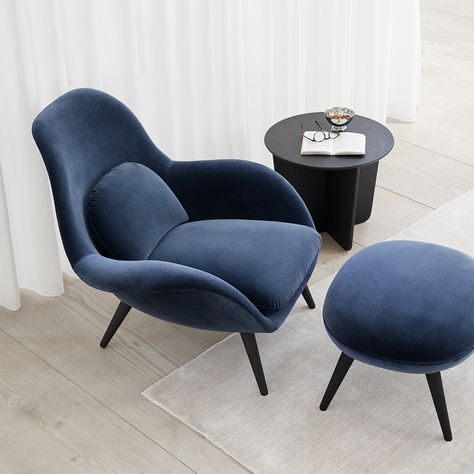 Sunday is Swoonday - sit back and relax. #fredericiafurniture #swoonchair #spacecopenhagen 11 Howard Hotel, Swoon Lounge Chair, Rocking Chair Makeover, Antique Dining Chairs, Reupholster Chair, Space Copenhagen, Ikea Chair, Solid Wood Dining Chairs, Cool Chairs