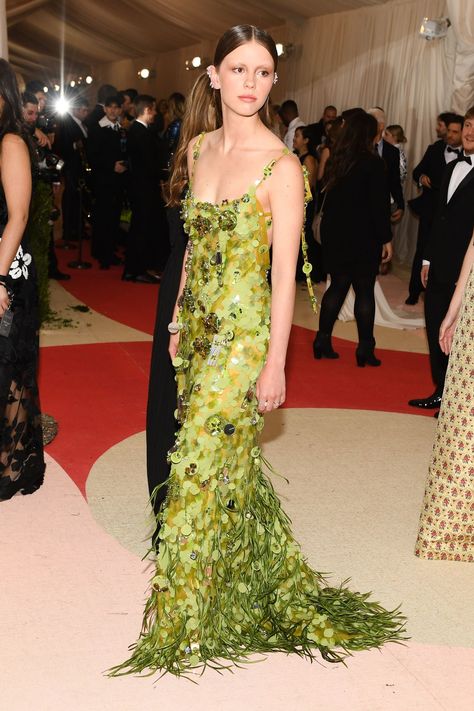 Mia Goth in Prada and Repossi jewelry Chaos To Couture, 2016 Red Carpet, Best Dressed Celebrities, Gala Themes, Mia Goth, Met Gala Outfits, Gala Outfit, Long Green Dress, Gala Fashion