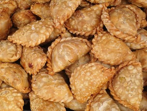 Old Chang Kee Curry Puff Recipe, Here's a recipe to make Old Chang Kee-style curry puff - This recipe serves 12 pieces, ingredients for the filling: Curry Puffs Recipe, Curry Puff Recipe, Curry Puffs, Curry Puff, Potatoes Chicken, Puff Recipe, Snack Attack, Boiled Egg, Secret Recipe