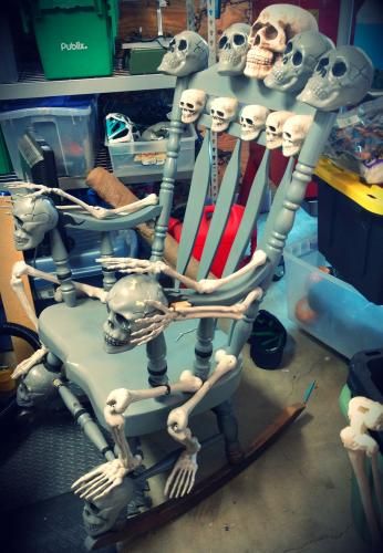 Throne Of Bones, Tattoo Skulls, Halloween Decoration Ideas, Halloween Forum, Chair Wooden, Halloween Props Diy, Creepy Halloween Decorations, Scary Decorations, Skull Pumpkin