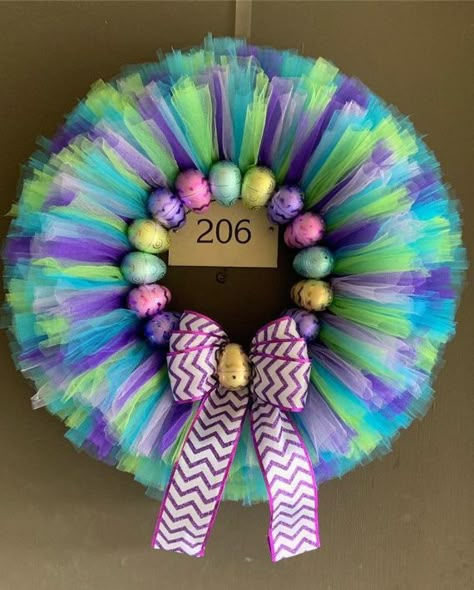 Wreath With Tulle, Tulle Wreath Diy, Bunny Wreath Diy, Diy Easter Wreath, Tulle Wreaths, Easter Deco Mesh Wreath, Tulle Crafts, Easter Mesh Wreaths, Mesh Crafts