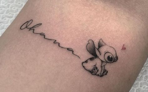 Disney Stitch Tattoo, Tattoo Samples, Artsy Tattoos, Stitch Tattoo, Cute Hand Tattoos, Парные Тату, Cute Tattoos For Women, Discreet Tattoos, Dainty Tattoos