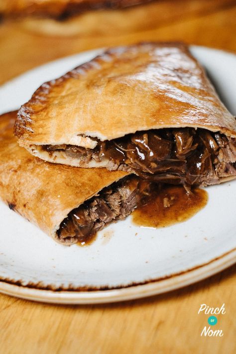 Beef & Onion Pasties | Slimming World & Weight Watchers Friendly #beefandonionpasties #weightwatchers Beef Pasty Recipe, Beef Pasty, Beef Pasties, Pasty Recipe, Pasties Recipes, Pinch Of Nom, Low Calorie Cooking, Healthy Blueberry, Counting Calories