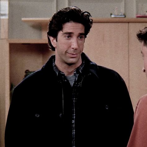 Friends Tv Show Photos, David Schwimmer 90s, David Swimmer, Emma Geller Green, Ross From Friends, Friends Icon, Hair 2025, Friends Boys, Friends Best Moments