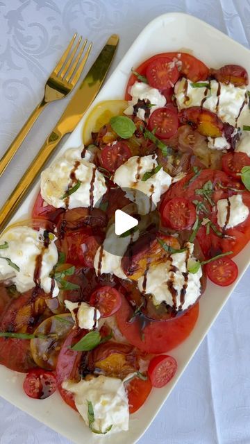 Gâteaux Avec Nono 🥨 on Instagram: "🌞 SALADE PÊCHES BURRATA 🍑
Pour 2 personnes : 
2 tomates cœur de bœuf 
1 tomate jaune 
1 grosse burrata 
Qlq tomates cerises 
1 ou 2 pêches 
1 c a c de miel 
Sel poivre 
Vinaigrette : 
3 cuillères à soupe d’huile d’olive 
1 cuillère à soupe de vinaigre 
Le jus d1/2 citron 
1 gousse d’ail émincée 
 
Creme balsamique 
Basilic 

#recette #salade #miam #food" Salad, On Instagram