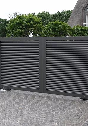 Modern Gates Driveway, Iron Main Gate Design, Gate Designs Modern, Fence Gate Design, House Fence Design, Modern Gate, House Main Gates Design, Modern Fence Design, Aluminium Gates