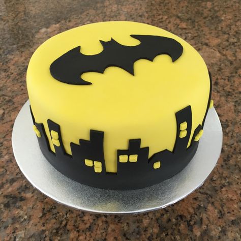 Batman Party Foods, Easy Batman Cake, Cake Batman, Batman Themed Birthday Party, Bat Cake, Batman Birthday Cakes, Bane Batman, Superhero Birthday Cake, Batman Cake