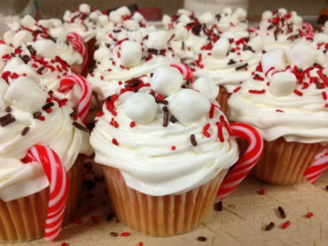 Polar express "hot chocolate" cupcakes. - my babies will love this!!! They love everything Polar Express! Polar Express Party Ideas, Polar Express Hot Chocolate, Polar Express Pajamas, Polar Express Christmas Party, Polar Express Theme, Polar Express Movie, Hot Chocolate Cupcakes, Polar Express Party, Christmas Movie Night