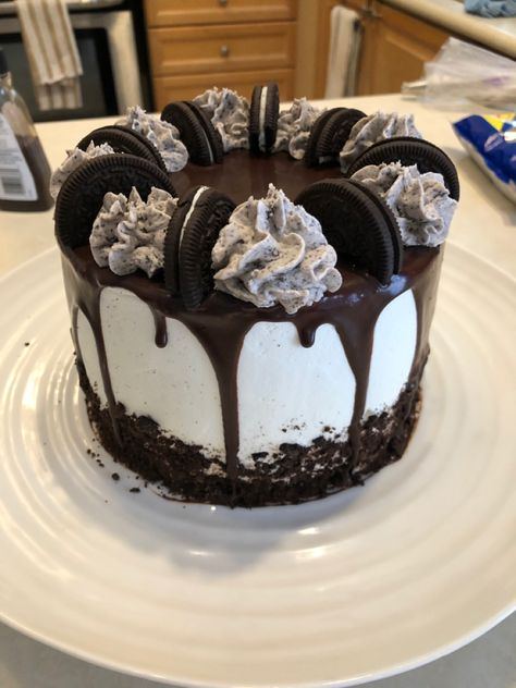 Aesthetic Oreo Cake, Oreo Cake Decorating Ideas, Oreo Cake Designs, Bolo Oreo, Oreo Birthday Cake, Ganache Drip, Easy Ice Cream Cake, Chocolate Oreo Cake, Oreo Buttercream