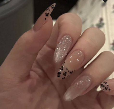 Korean Nails Aesthetic, Black Douyin Nails, Jirai Kei Nails, Long Oval Nails, Chinese Nails, Bad Nails, Korean Nail, Korean Nails, Nail Art Disney