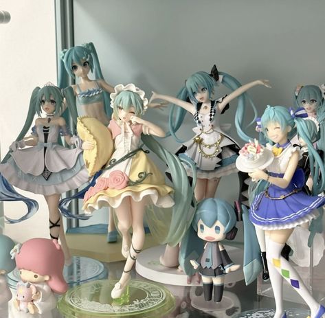 Miku Room, Miku Figures, Miku Hatsune Chibi, Animes Emo, Miku Hatsune Vocaloid, Miku Hatsune, Cute Room Ideas, Anime Figurines, Anime Dolls