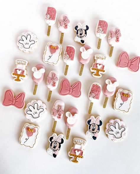 Super cute Minnie Mouse Treats 🎀… | Instagram Minnie Mouse Cakesicles, Minnie Mouse Treats, Cake Sicles, Cute Minnie Mouse, Covered Oreos, Chocolate Covered Oreos, Ice Pops, Chocolate Covered, 3rd Birthday