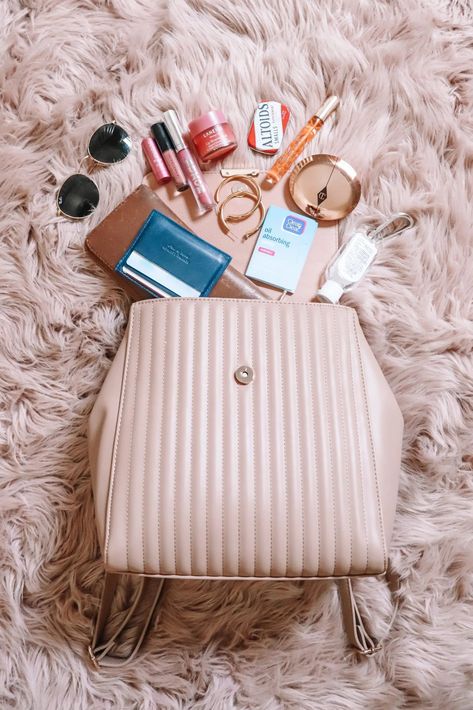 Whats In My Bag Essentials, Whats In My Bag Aesthetic, What’s In My Purse, Flatlay Illustration, Bag Flatlay, What's In My Backpack, Best Work Bag, Everyday Bag Essentials, What's In My Purse