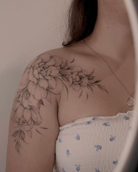 Women Tattoos Flowers, Floral Shoulder Piece Tattoo, Flower Shoulder Tattoo Stencil, Cherry Blossom Shoulder Tattoo For Women, Hydrangea Shoulder Tattoo, Dahlia Tattoo Shoulder, Shoulder Blade Flower Tattoo, Peony Shoulder Cap Tattoo, Western Shoulder Tattoos For Women