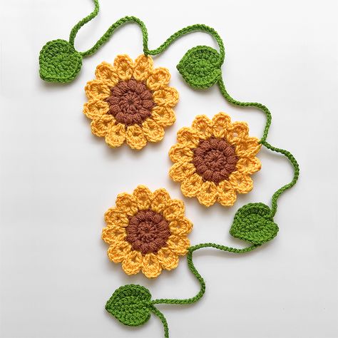 Crochet Sunflower Bunting, Simple Crochet Sunflower, Sunflower Seed Craft, Crochet Stalking, Crochet Sunflower Applique Free Pattern, Crochet Sunflower Projects, Small Sunflower Crochet Pattern, Crochet Sunflower Leaf, Summer Crochet Garland