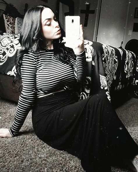 Emo Maternity Outfits, Pregnant Goth Outfits, Goth Maternity Outfits, Goth Pregnancy Outfits, Goth Mom Aesthetic, Goth Mom Outfits, Goth Maternity, Outfits October, Rp Outfits