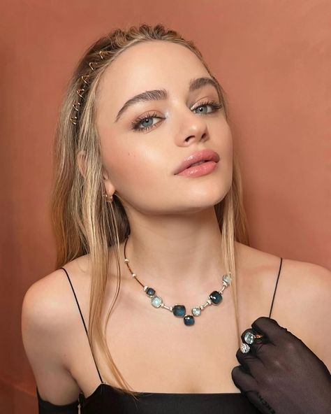 #JoeyKing takes the #SAGawards with a zig-zag headband and an ethereal glow. Is there anything this woman can’t pull off? 😍 📷 @allanface Joey King Instagram, Zig Zag Headband, Joey King, Sag Awards, Dior Beauty, Beauty Trends, Zig Zag, Gloves, Dior