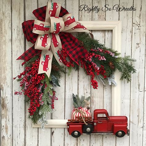 Christmas Frames Diy, Dollar Store Christmas Crafts, Christmas Red Truck, Christmas Floral Arrangements, Country Christmas Decorations, Christmas Decorations Diy Outdoor, Christmas Arrangements, Christmas Swags, Holiday Crafts Christmas