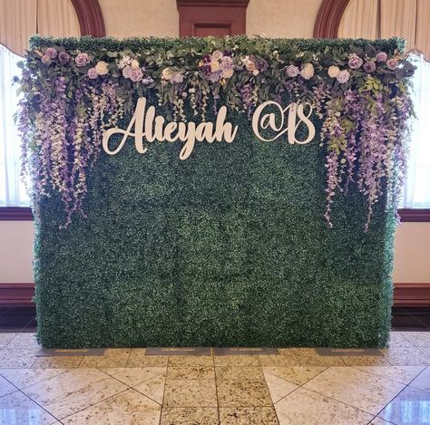 Classy Backdrop, Diy Backdrop Ideas, Aesthetic Backdrop, Enchanted Forest Quinceanera Theme, Paper Flower Backdrop Diy, Boxwood Backdrop, Quince Pictures, Enchanted Forest Theme, Everything Is Perfect