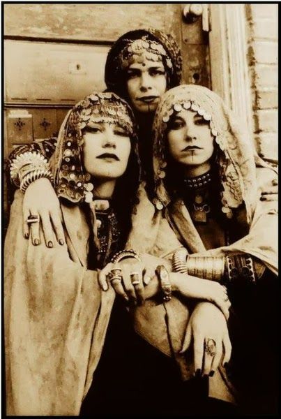 Des Femmes D Gitanes, Style Nomade, Rachel Brice, Belly Dancing Classes, Carnival Dress, Hippie Stil, Three Women, Mode Boho, Foto Vintage