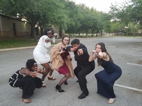 Funny Couple Poses For Prom, Funny Formal Pictures, Prom Funny Pictures, Prom Picture Poses Funny, Prom Group Poses Funny, Hoco Group Pictures Funny, Funny Prom Pictures Couples Hilarious, Prom Photos With Friends Group Poses, Funny Prom Pictures With Friends