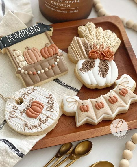 Morgan Saint on Instagram: “Pumpkins & Pampas grass🌾 🍂New fall tutorials are live🍂 This eclectic little set includes a few of my fall favorites from home decor to the…” Banner Cookies Decorated, Fall Themed Cookies, Thanksgiving Cookies Decorated, Pumpkin Cookies Decorated, Fall Decorated Cookies, Royal Cookies, Pumpkin Stand, Cookies Halloween, Color Mixing Guide