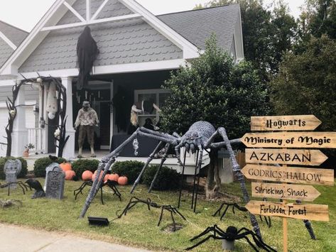 Cool Halloween display :: WRAL.com Harry Potter Halloween Decorations, Outside Halloween Decorations, Harry Potter Printables, Harry Potter Theme Party, Halloween Decorations Diy Outdoor, Harry Potter Halloween, Harry Potter Decor, Halloween Yard Decorations, Harry Potter Theme